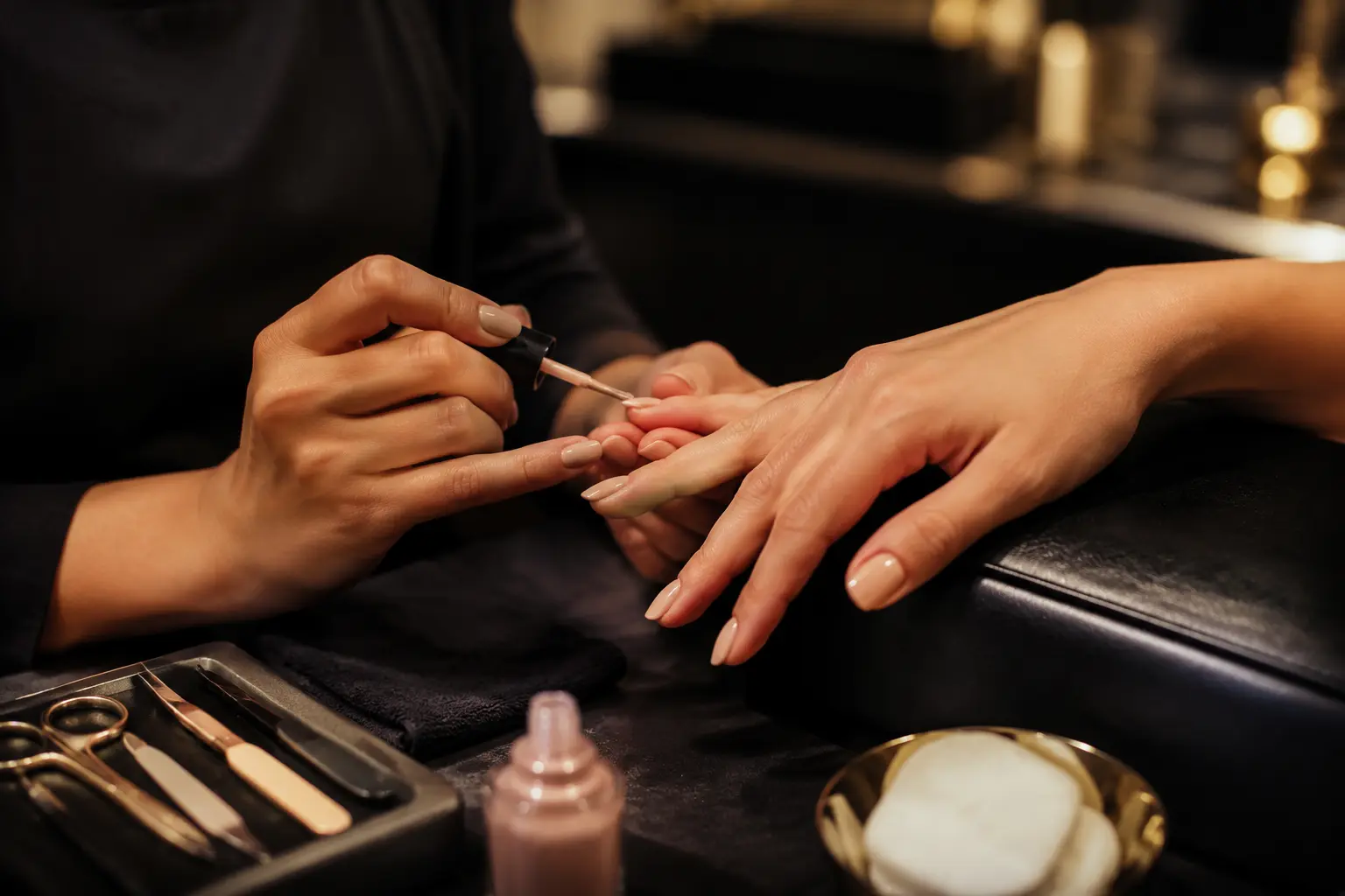 Atendimento profissional de manicure na Sommo Beauty House
